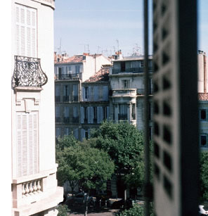Volet entrouvert sur une rue de Marseille en été. Photo Petr Kottnauer.